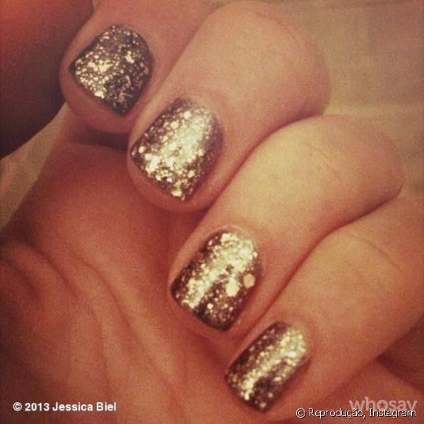 Em sua conta no Instagram, a atriz mostrou suas unhas decoradas com esmalte flocado dourado
